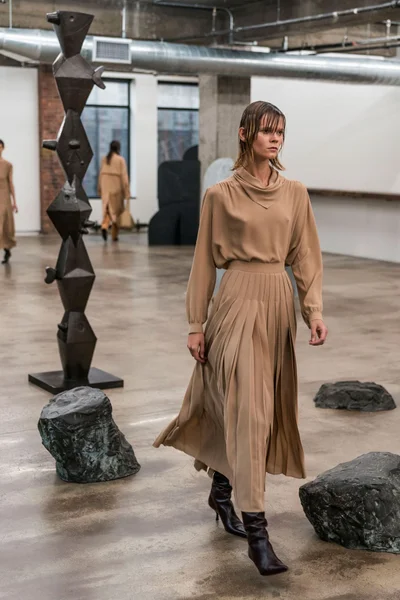 Look 16